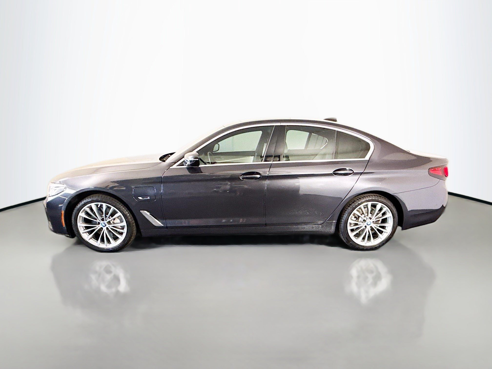 Used 2023 BMW 530e w/ Executive Package RWD image 6