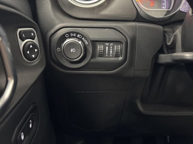 Used 2019 Jeep Wrangler Unlimited Sahara AWD/4WD image 37