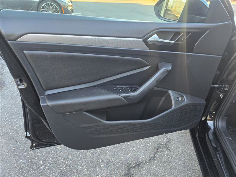 Used 2019 Volkswagen Jetta SE w/ Cold Weather Package FWD image 14