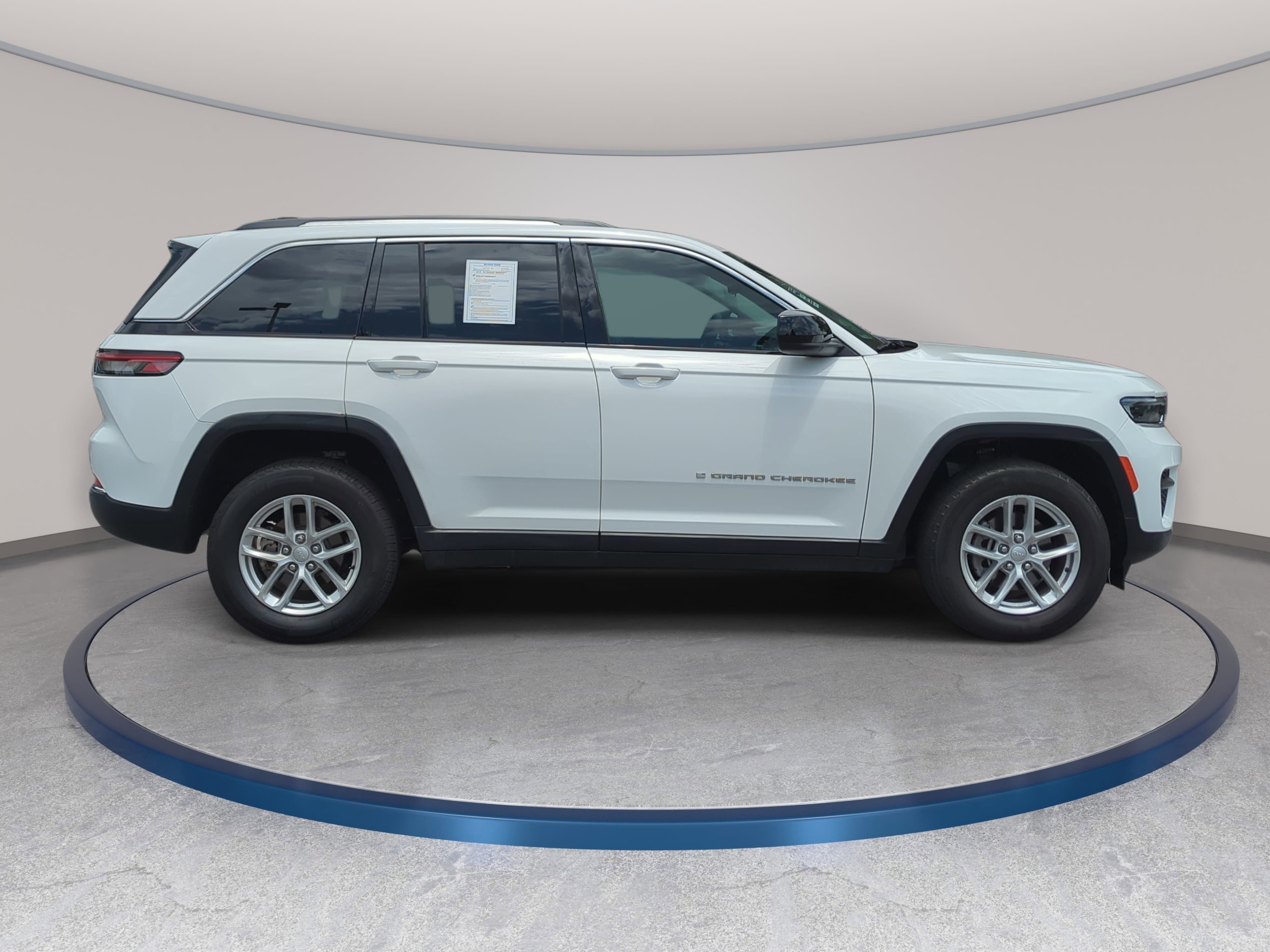 Used 2023 Jeep Grand Cherokee Laredo AWD/4WD image 4
