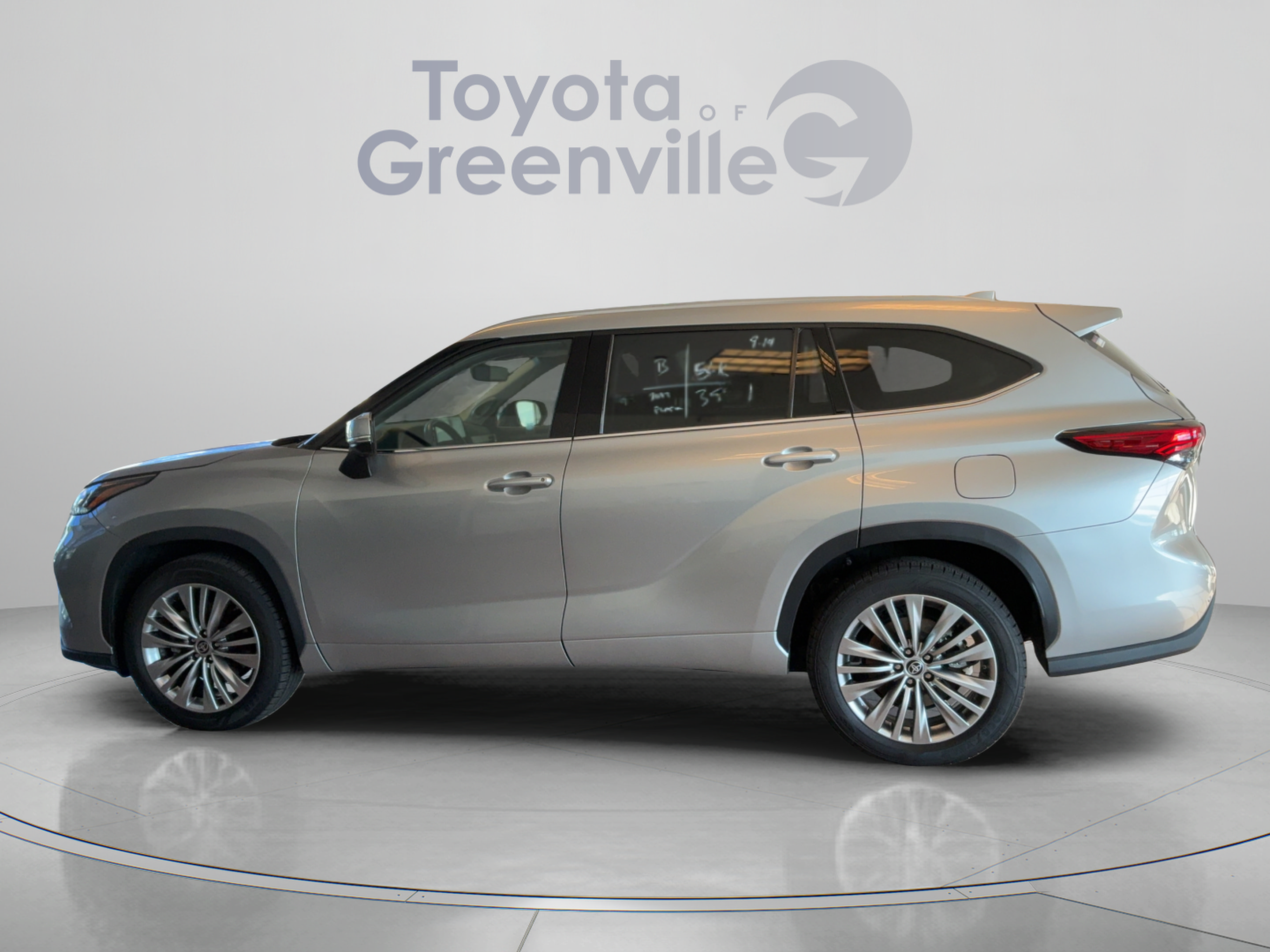 Used 2022 Toyota Highlander Platinum FWD image 2