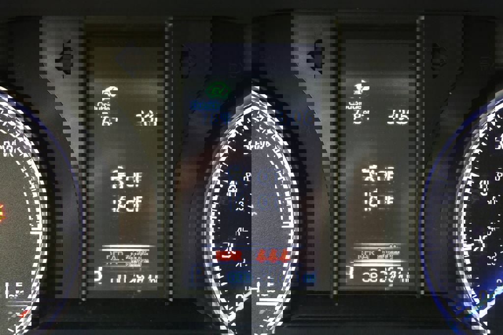 Used 2022 Toyota Venza LE image 16