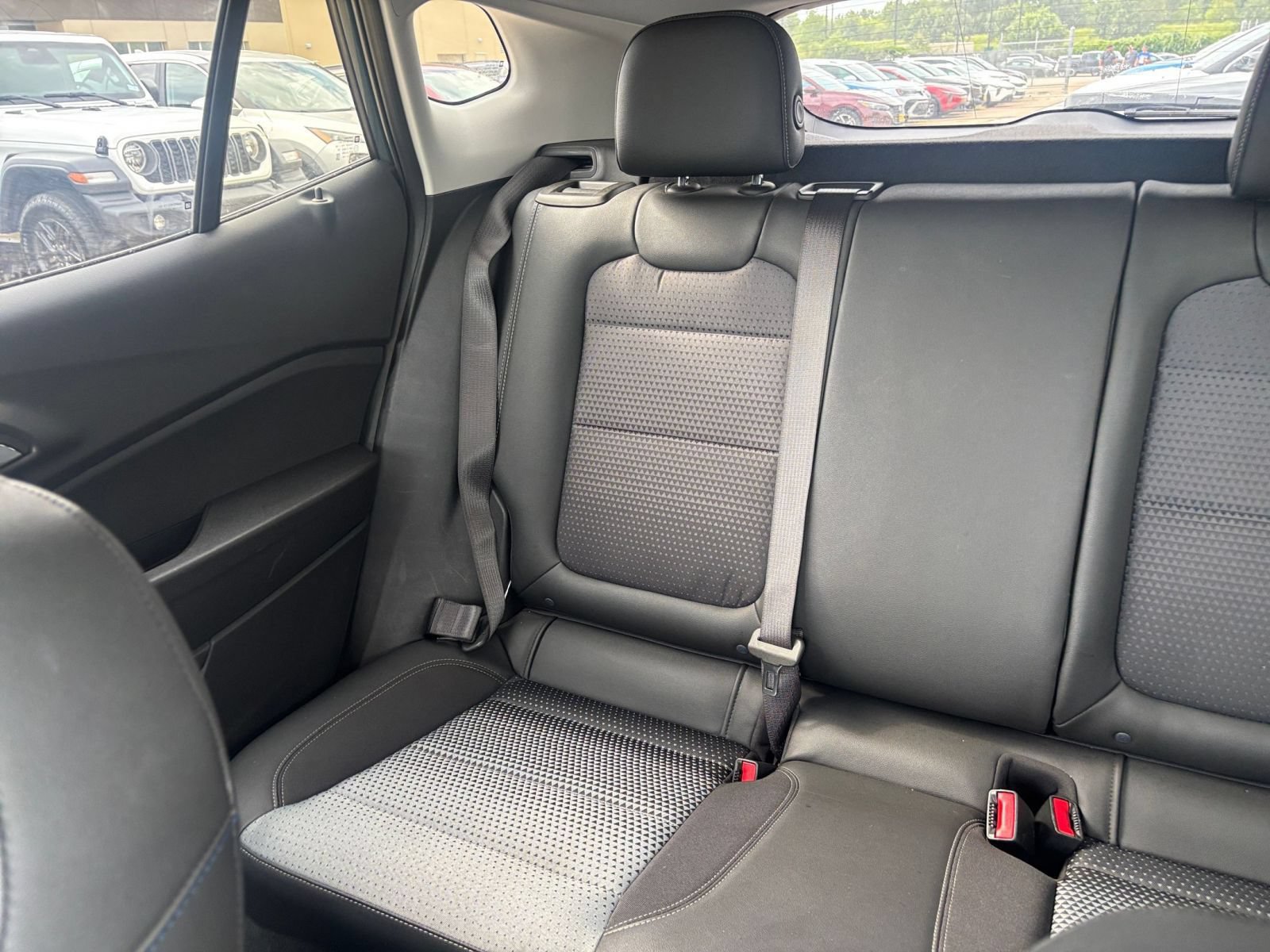 Used 2025 Chevrolet Trax LT FWD image 38