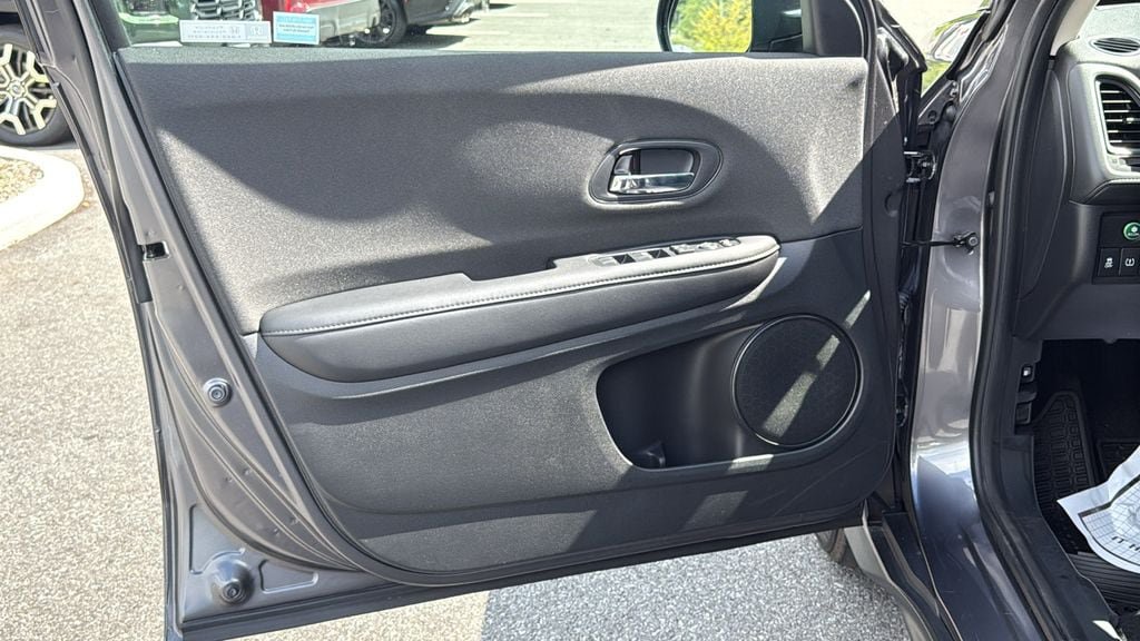 Used 2021 Honda HR-V LX image 9