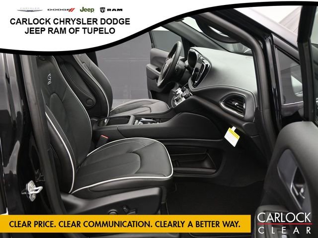 New 2026 Chrysler Pacifica Limited w/ Uconnect Theater Family Group image 27