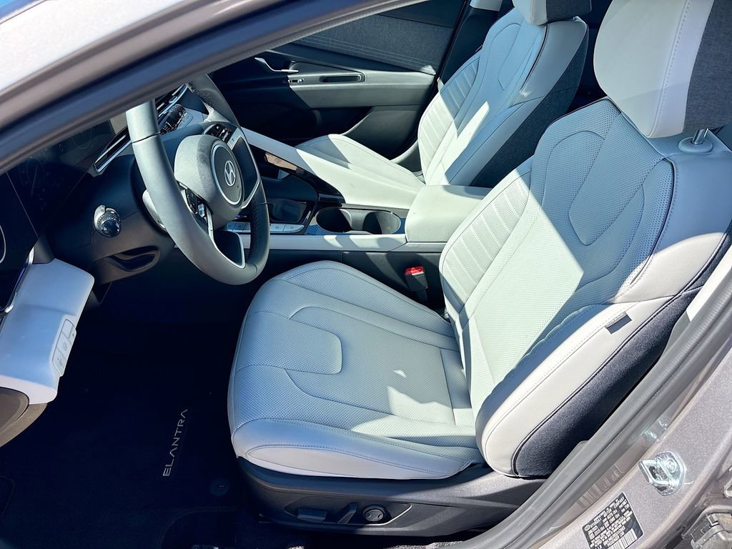 Used 2025 Hyundai Elantra Limited image 22