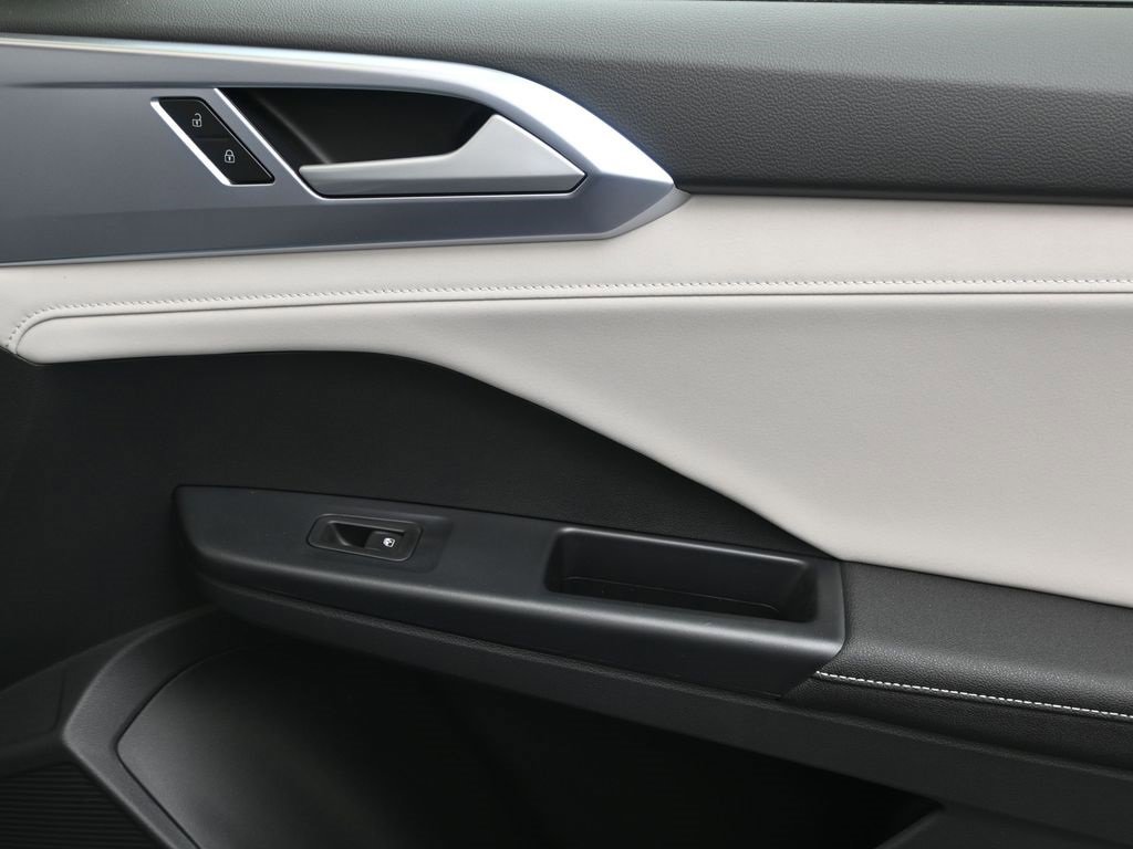 New 2025 Volkswagen Taos SE image 11