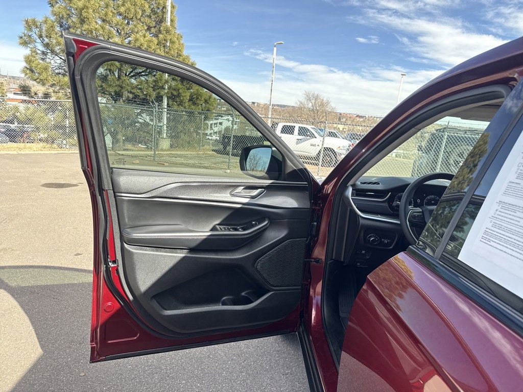 Used 2023 Jeep Grand Cherokee L Laredo image 11