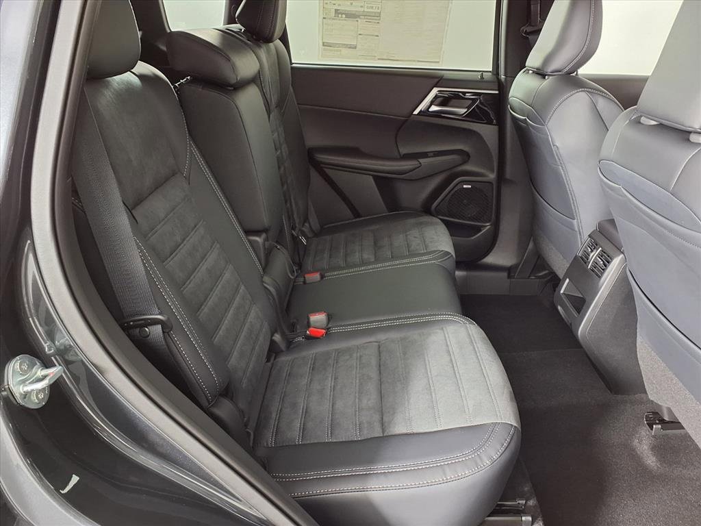 New 2025 Mitsubishi Outlander SE image 11
