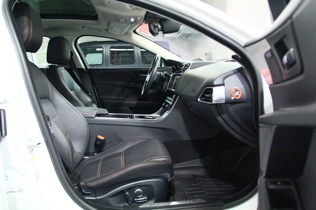 Used 2019 Jaguar XE Prestige image 20