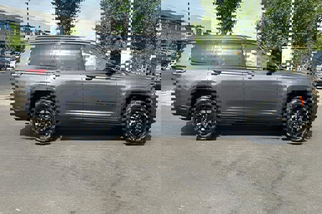 New 2025 Jeep Grand Cherokee L Limited w/ Luxury Tech Group II image 3