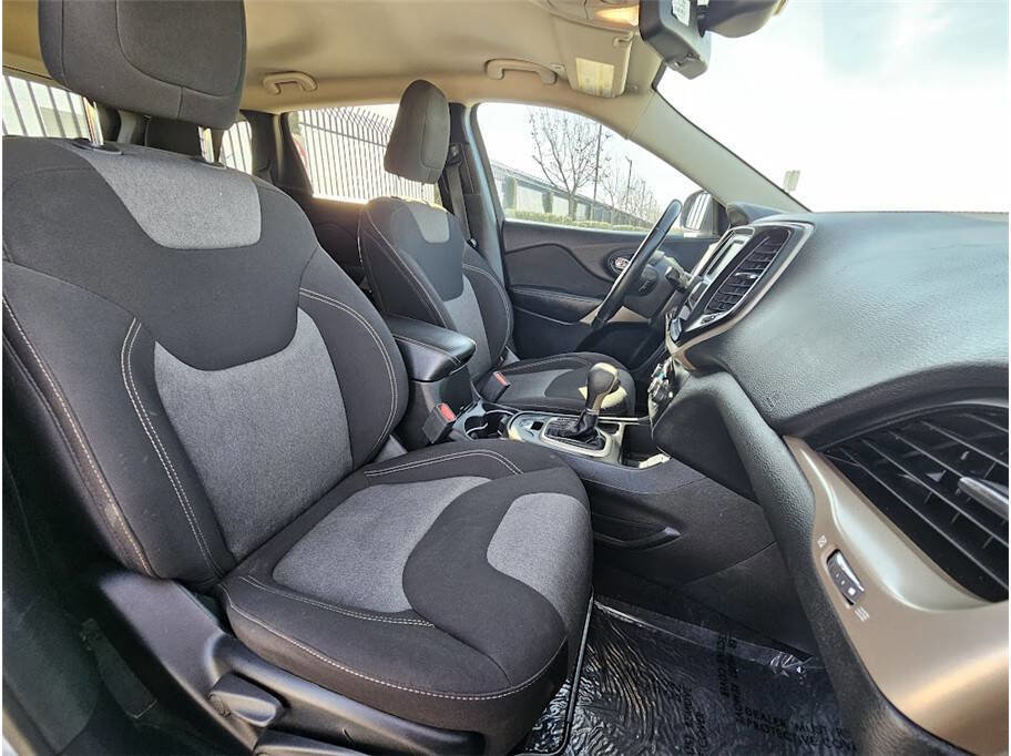 Used 2018 Jeep Cherokee Latitude w/ Altitude Package image 11