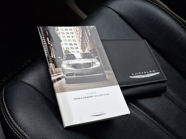 Used 2016 Chrysler Town & Country Touring image 27