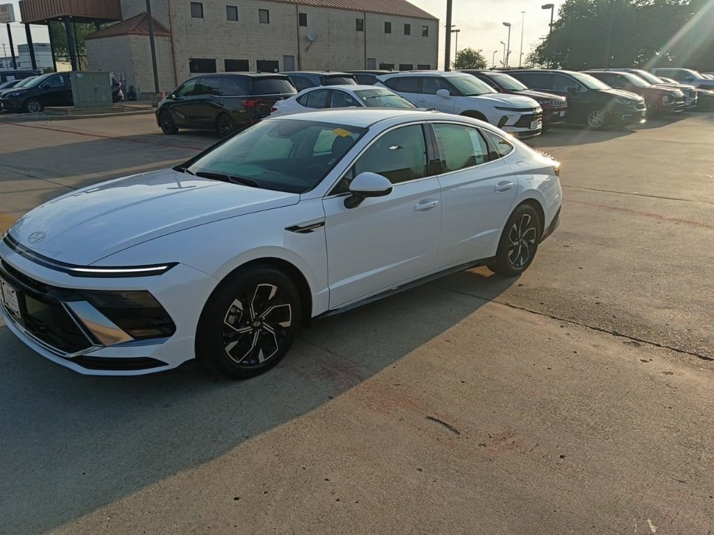 Used 2025 Hyundai Sonata SEL FWD image 1