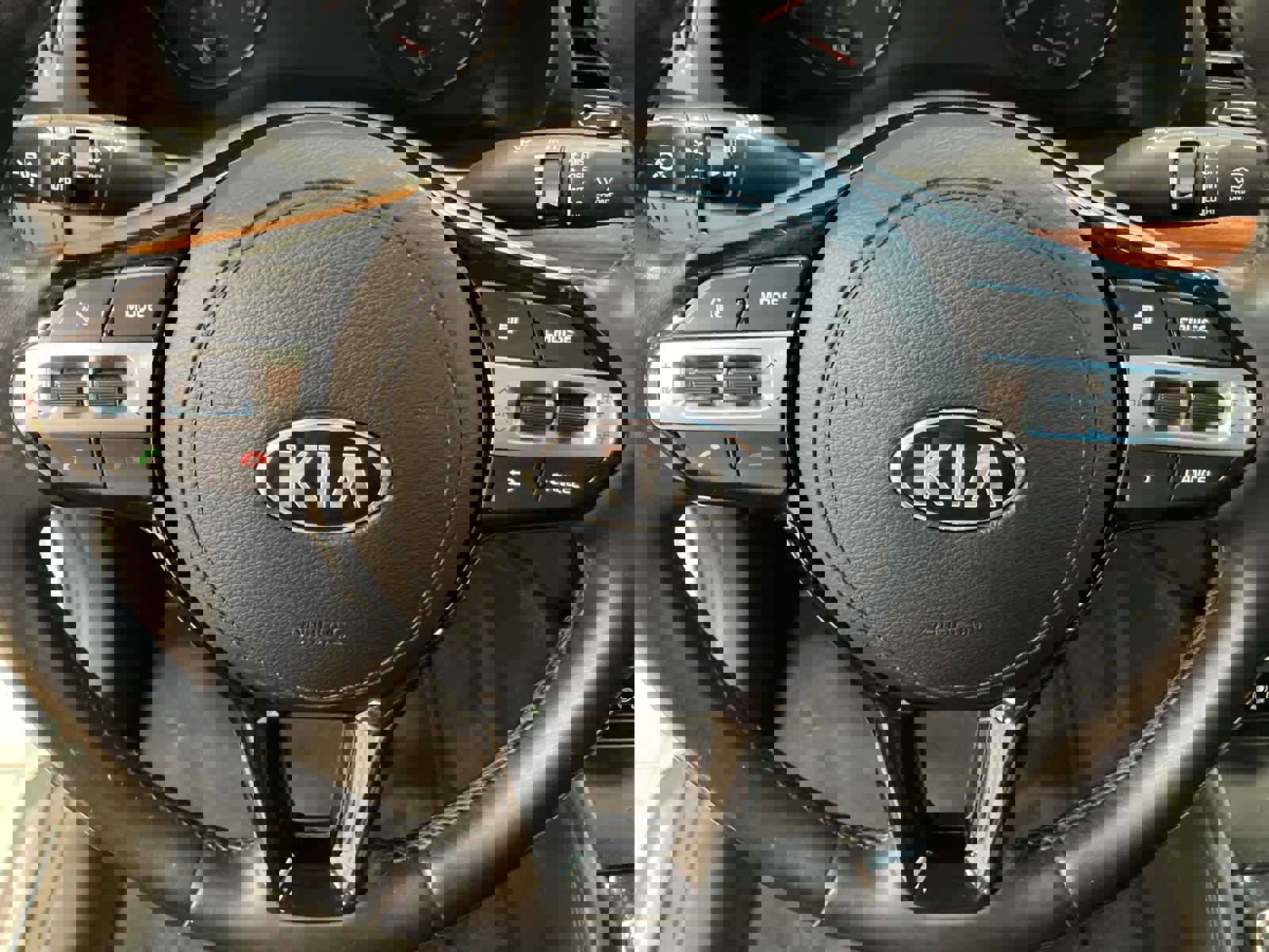 Used 2017 Kia Cadenza Premium w/ Luxury Package image 16