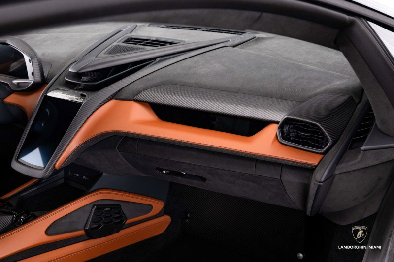 Used 2025 Lamborghini Revuelto image 49