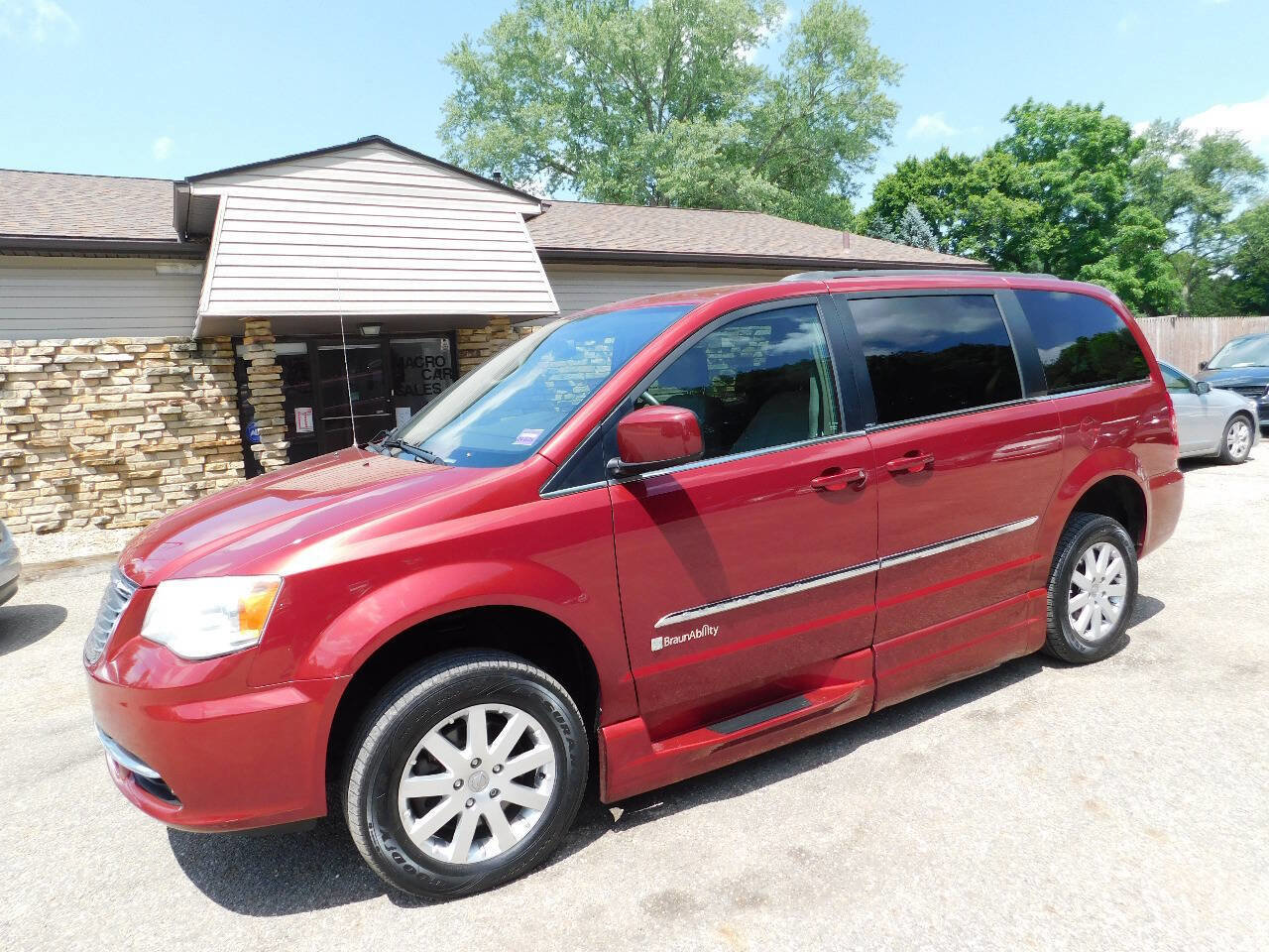 Used 2013 Chrysler Town & Country Touring image 8