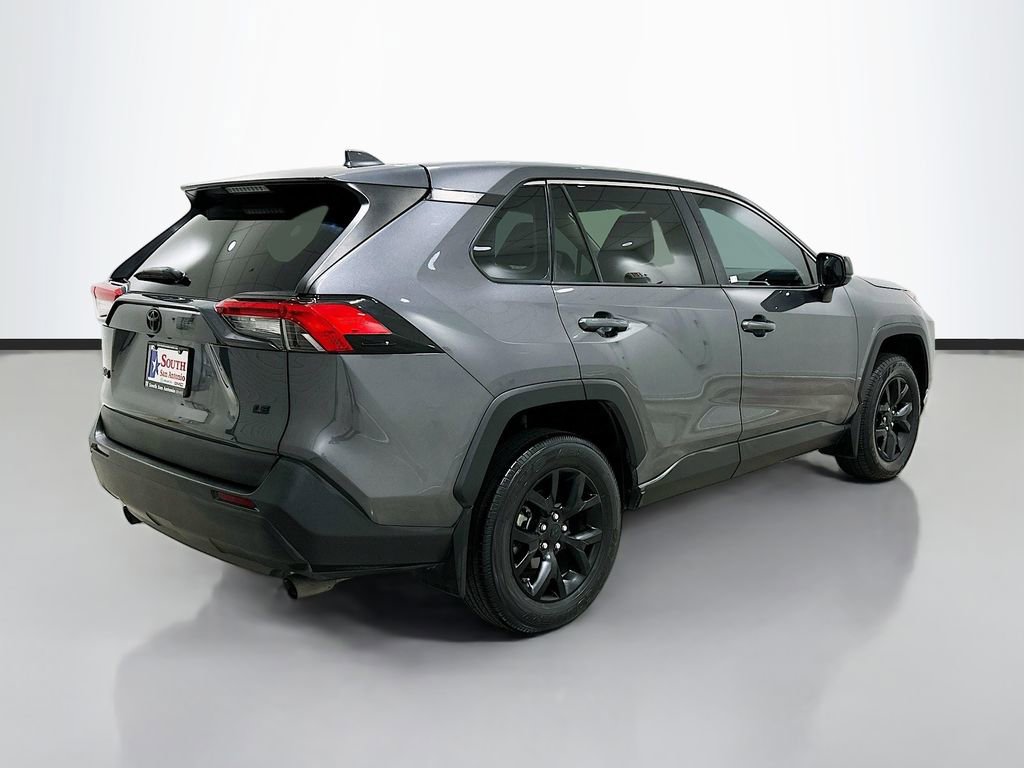 Used 2022 Toyota RAV4 LE FWD image 7
