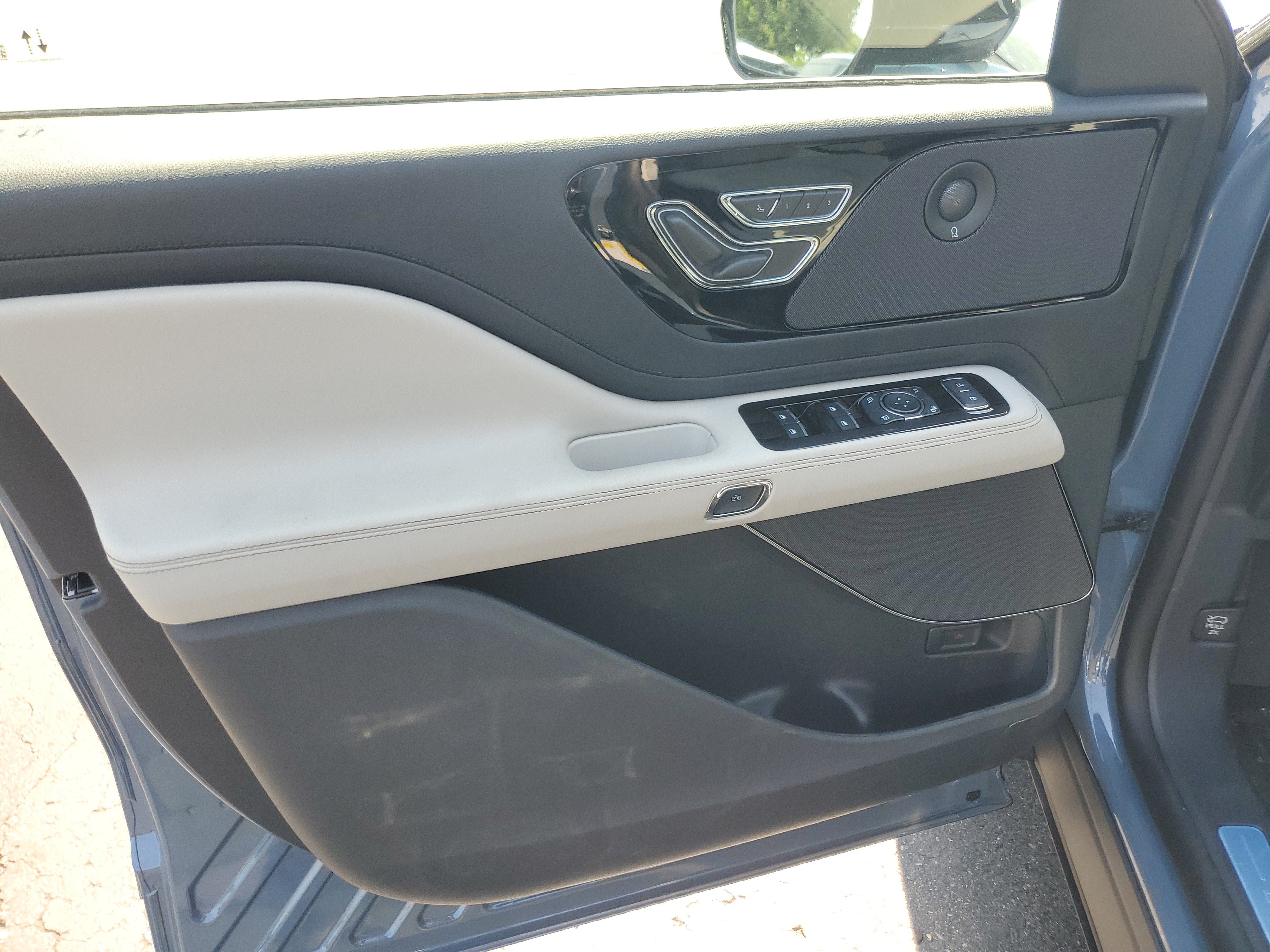 New 2026 Lincoln Aviator AWD image 8