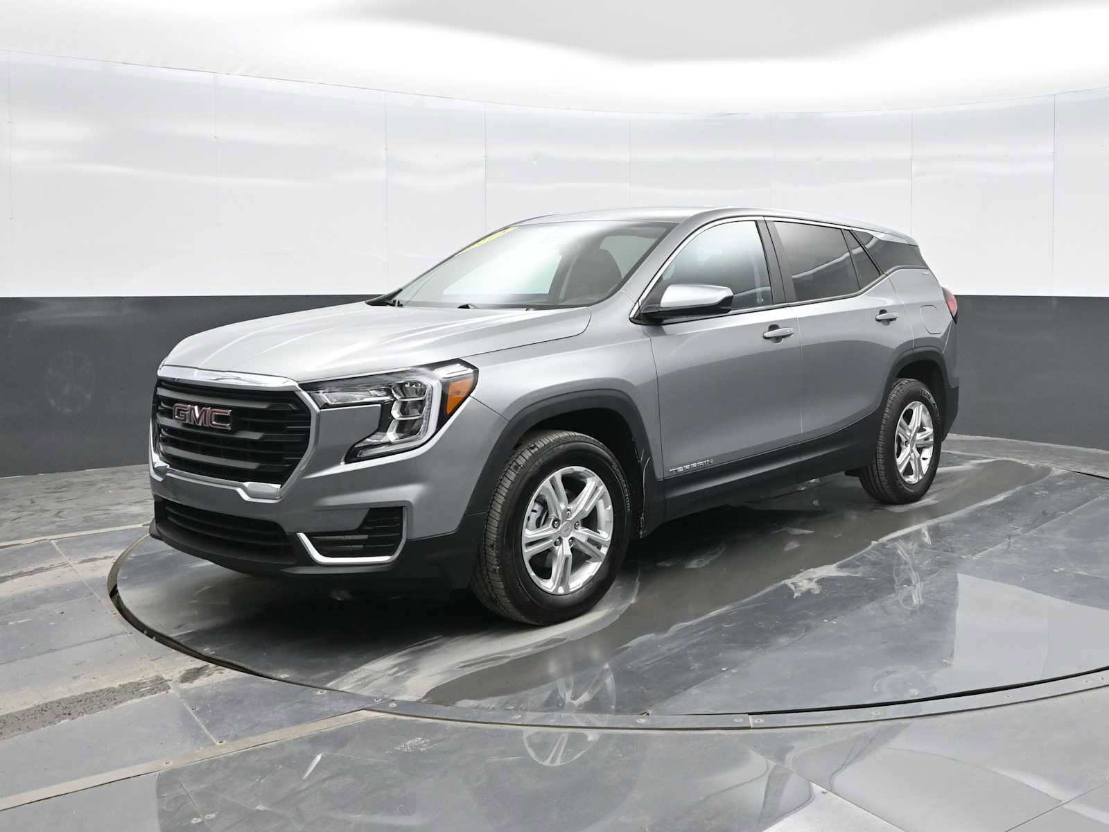 Used 2024 GMC Terrain SLE image 3
