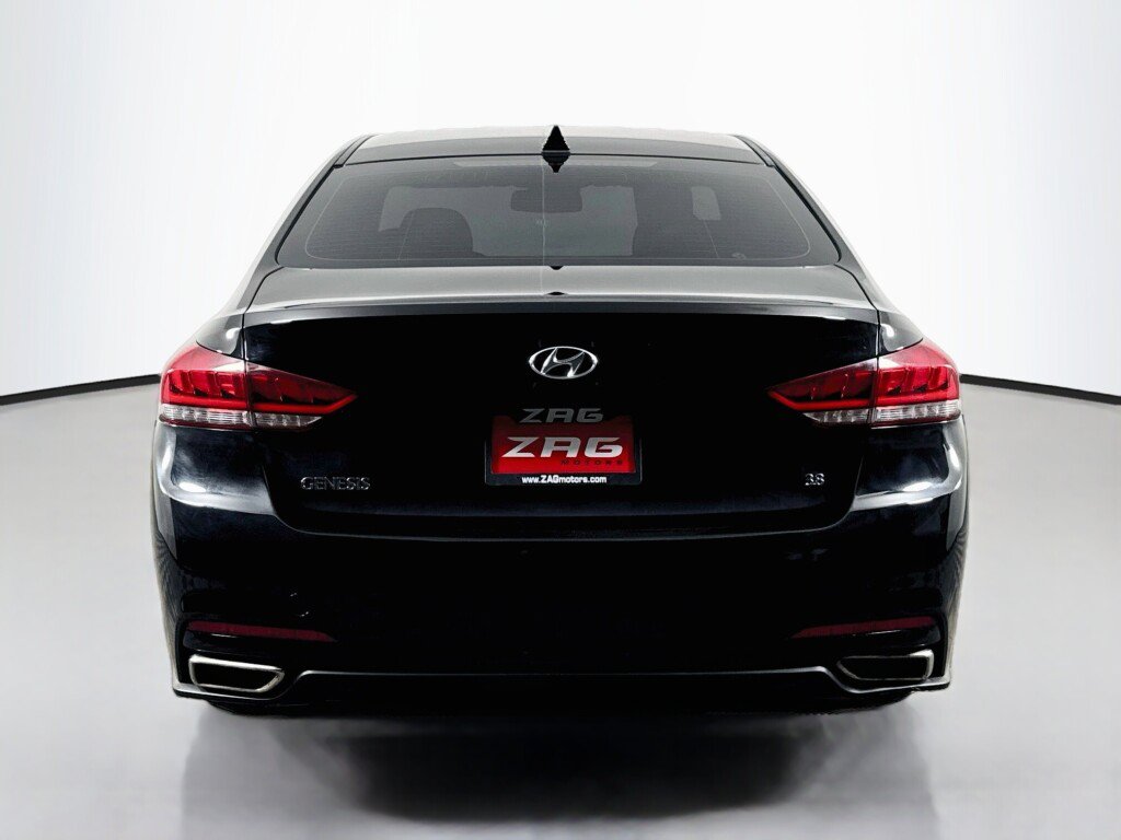 Used 2016 Hyundai Genesis 3.8 RWD image 4
