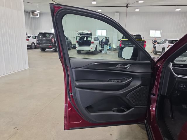 Used 2025 Jeep Grand Cherokee Altitude AWD/4WD image 23