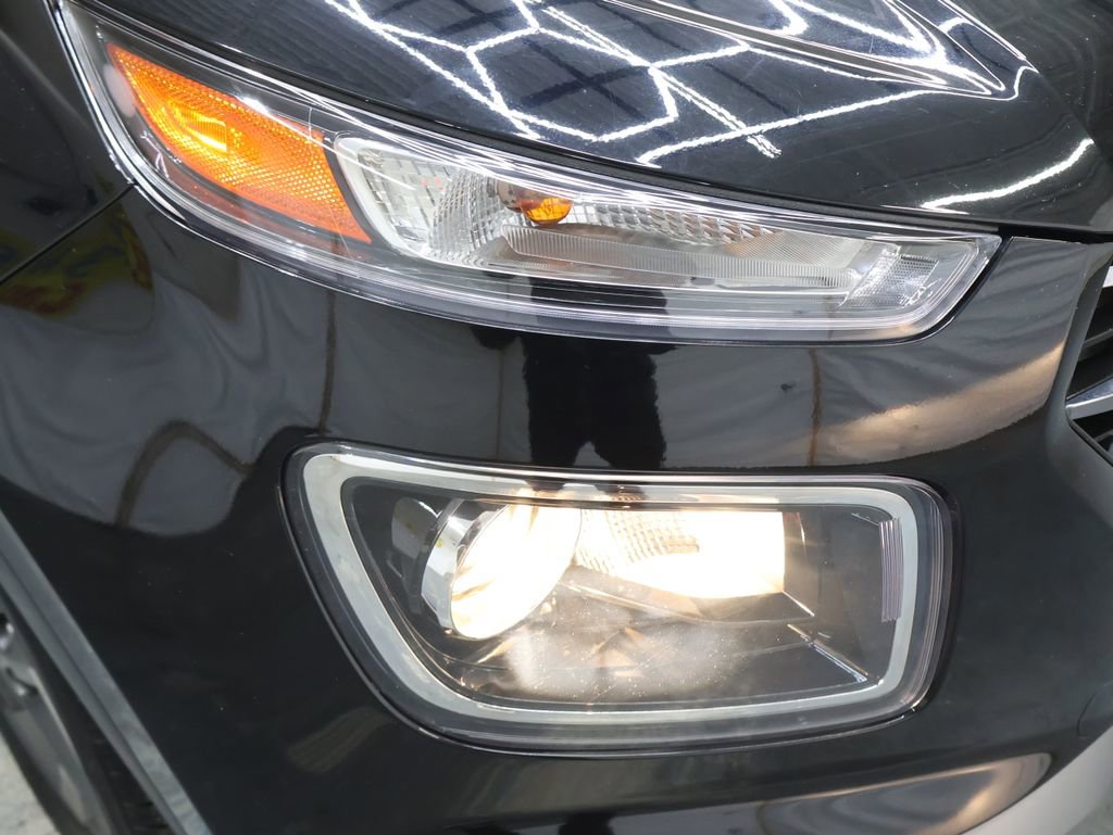 Used 2023 Hyundai Venue SEL image 25