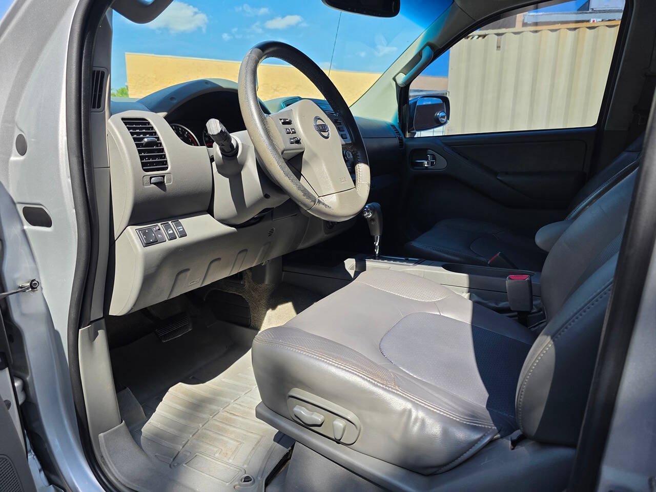 Used 2013 Nissan Frontier SL w/ Moonroof Pkg AWD/4WD image 13