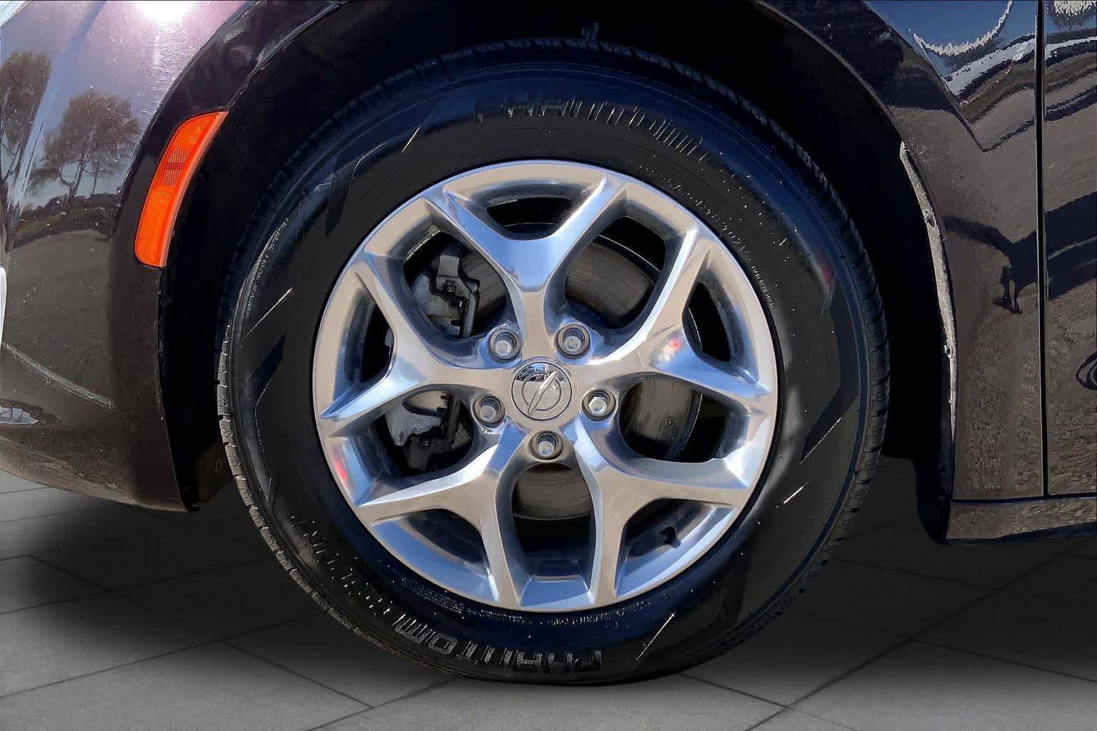Used 2019 Chrysler Pacifica Limited FWD image 16