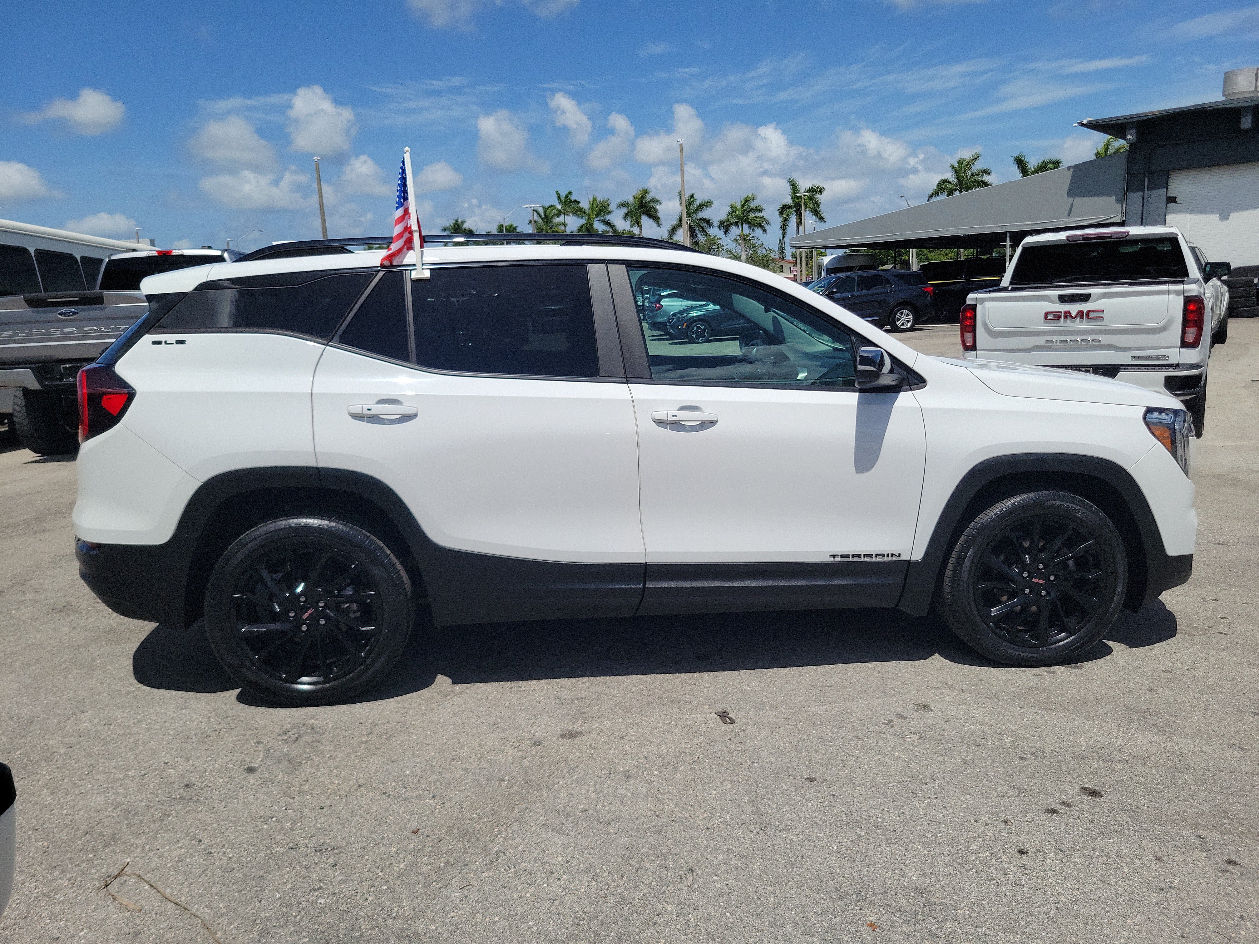 Used 2023 GMC Terrain SLE w/ Driver Convenience Package FWD image 4