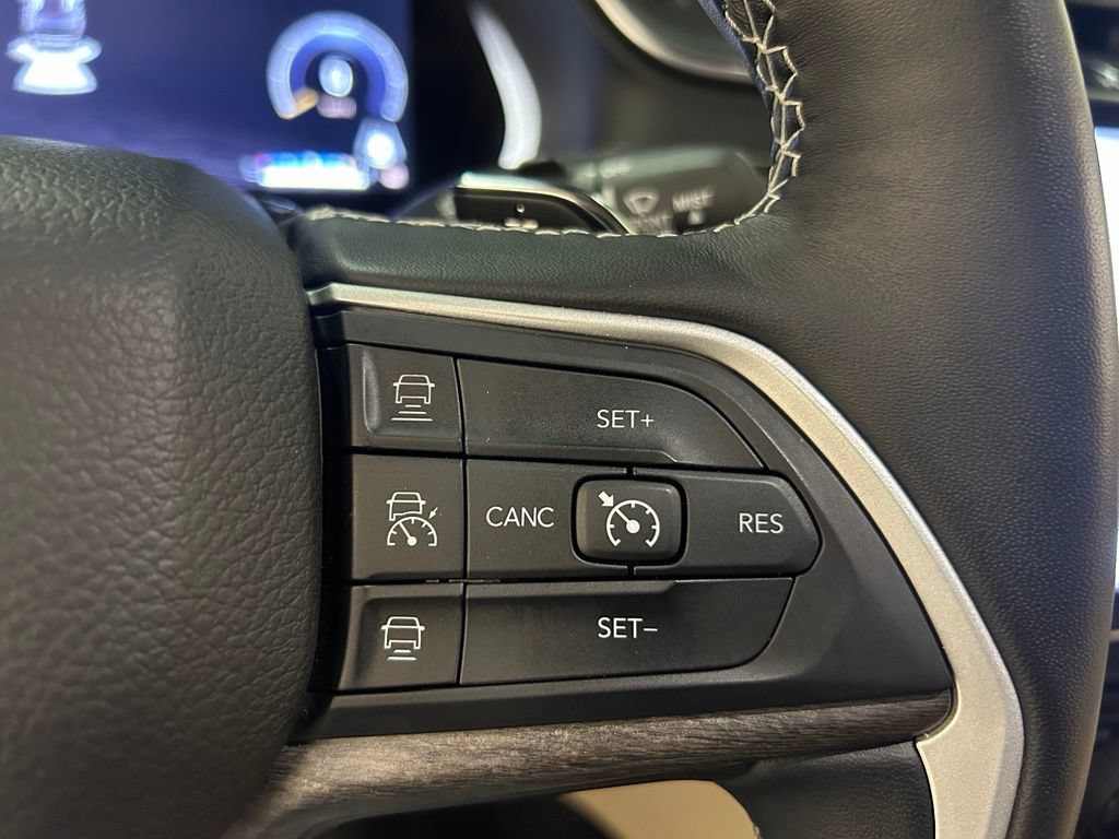 Used 2022 Jeep Grand Cherokee Limited AWD/4WD image 22
