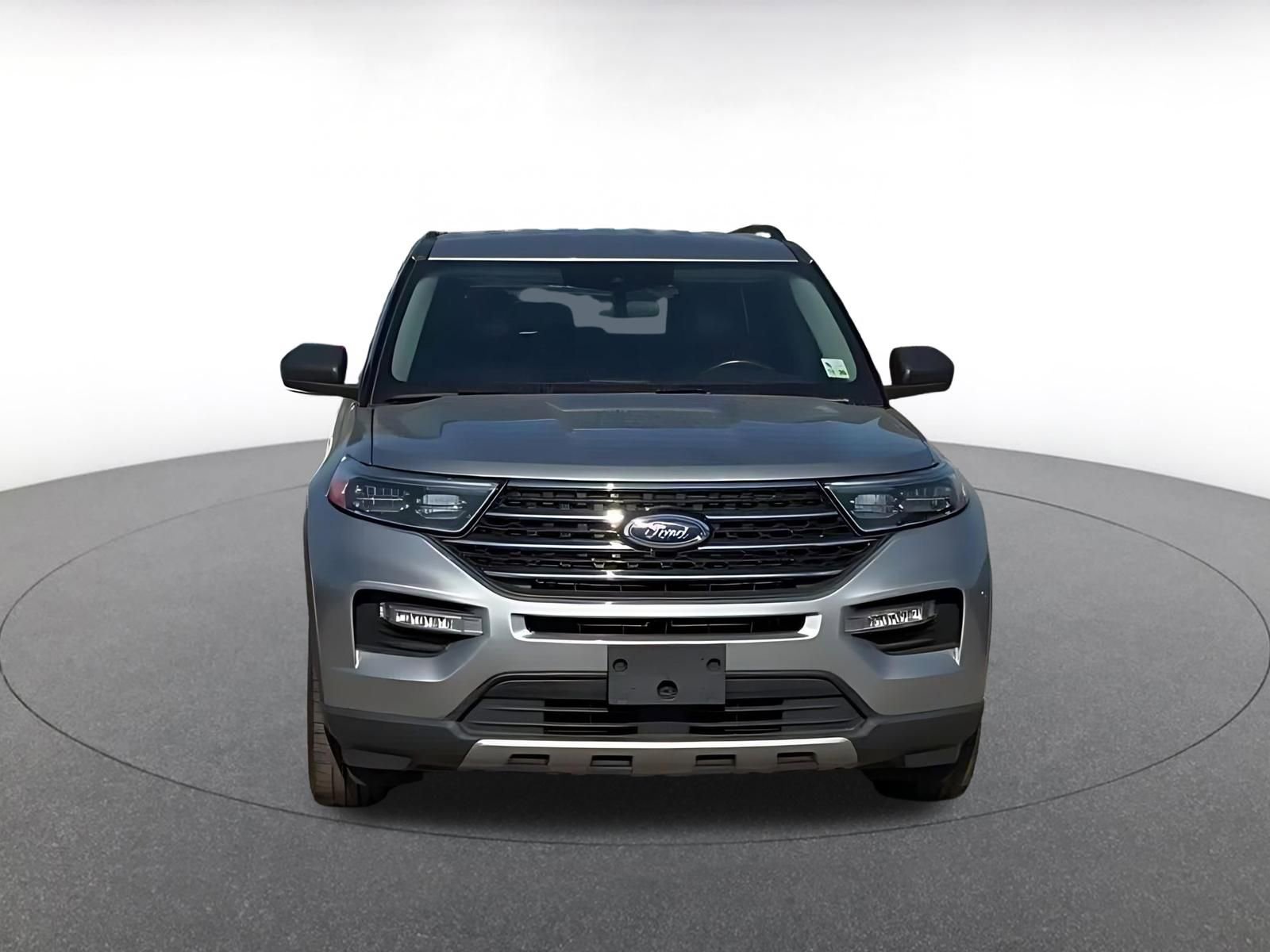 Used 2024 Ford Explorer XLT w/ Equipment Group 202A image 4