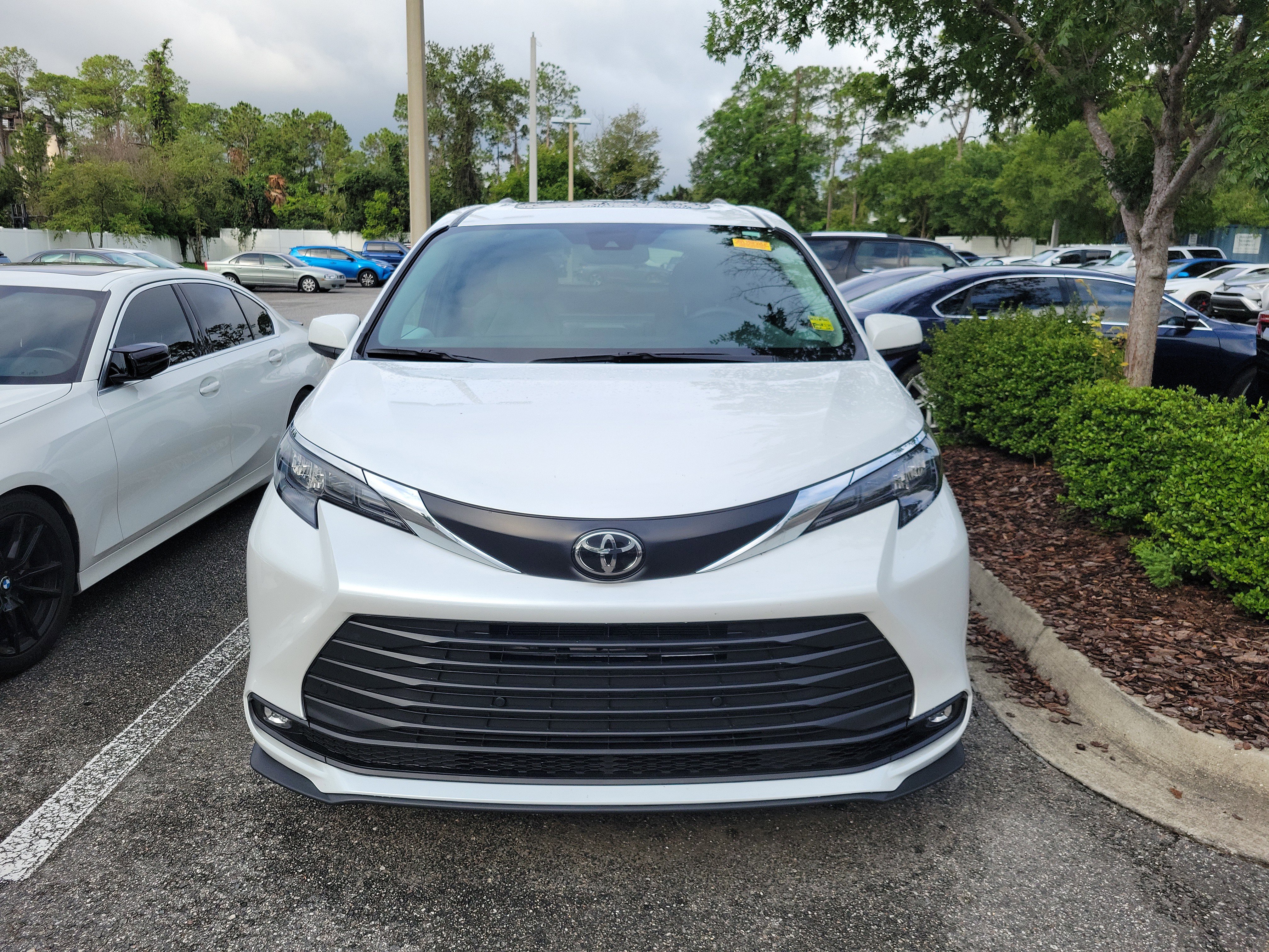 Certified 2026 Toyota Sienna XLE FWD image 2
