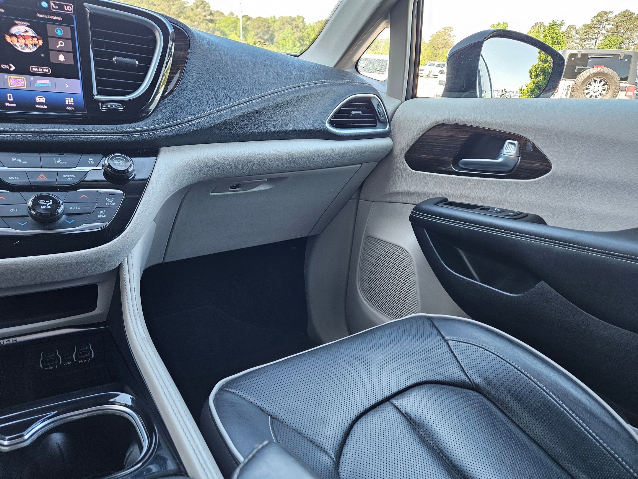 Used 2023 Chrysler Pacifica Limited FWD image 11