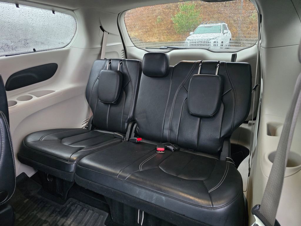 Used 2022 Chrysler Pacifica Touring-L image 11