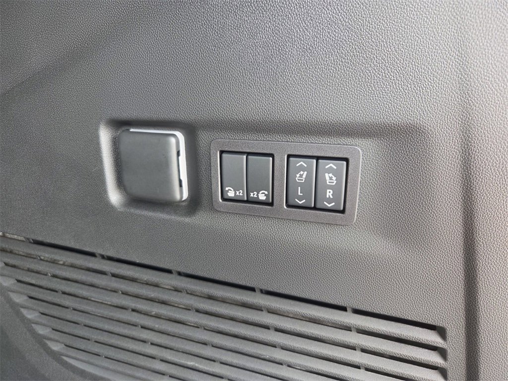 Used 2025 Chevrolet Suburban Premier image 11