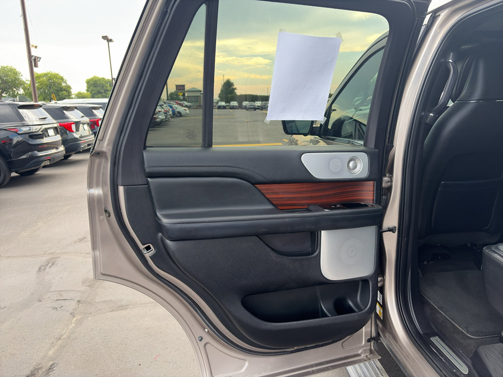 Used 2019 Lincoln Navigator Reserve AWD/4WD image 12