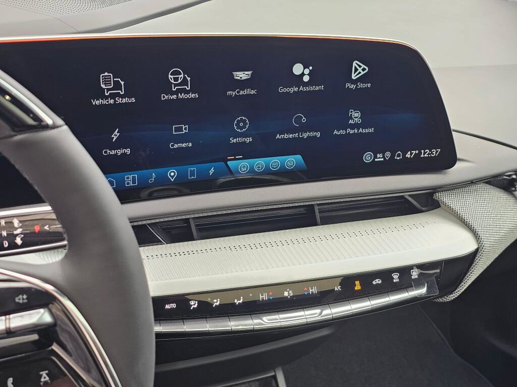 New 2026 Cadillac Optiq Luxury 1 image 38