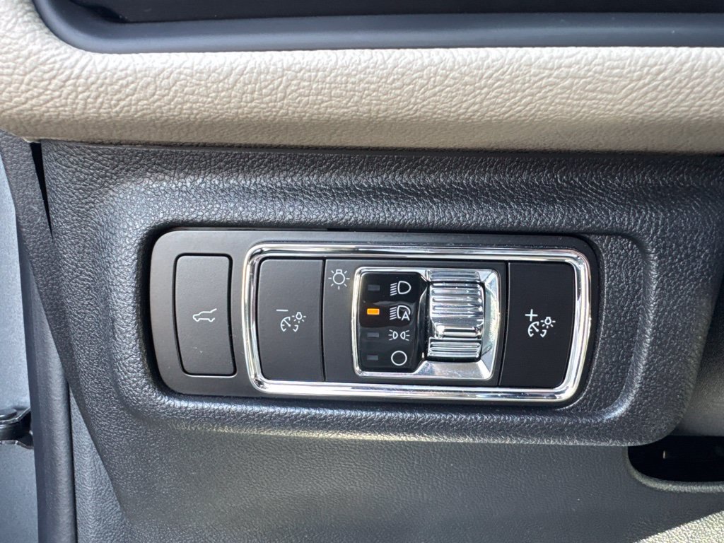 Used 2025 Lincoln Corsair AWD w/ Equipment Group 101A image 12