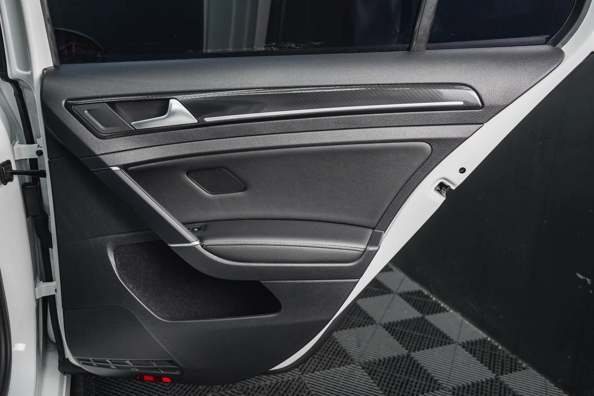 Used 2018 Volkswagen Golf R 4-Door image 49