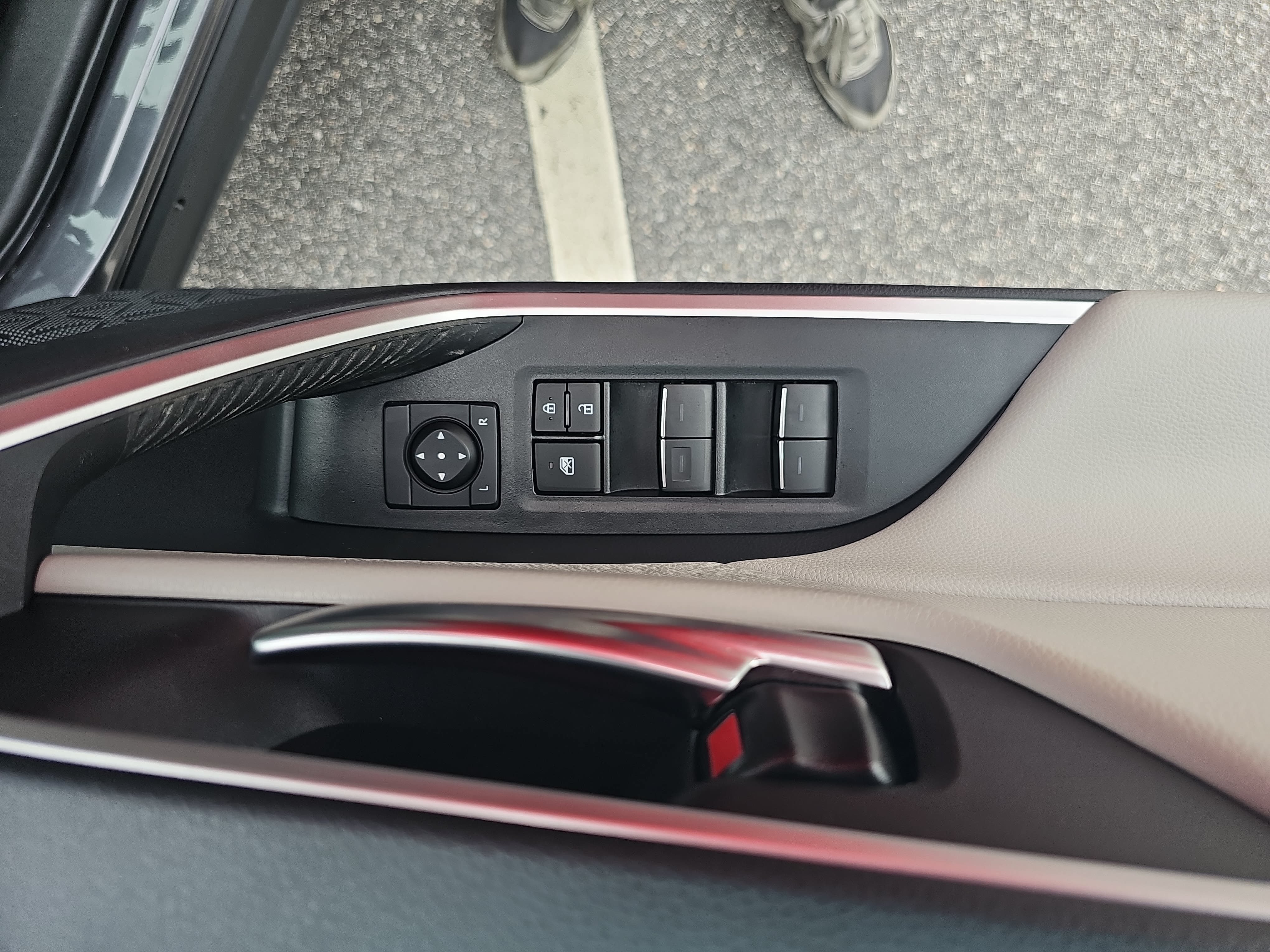 Used 2024 Toyota RAV4 XLE Premium FWD image 28