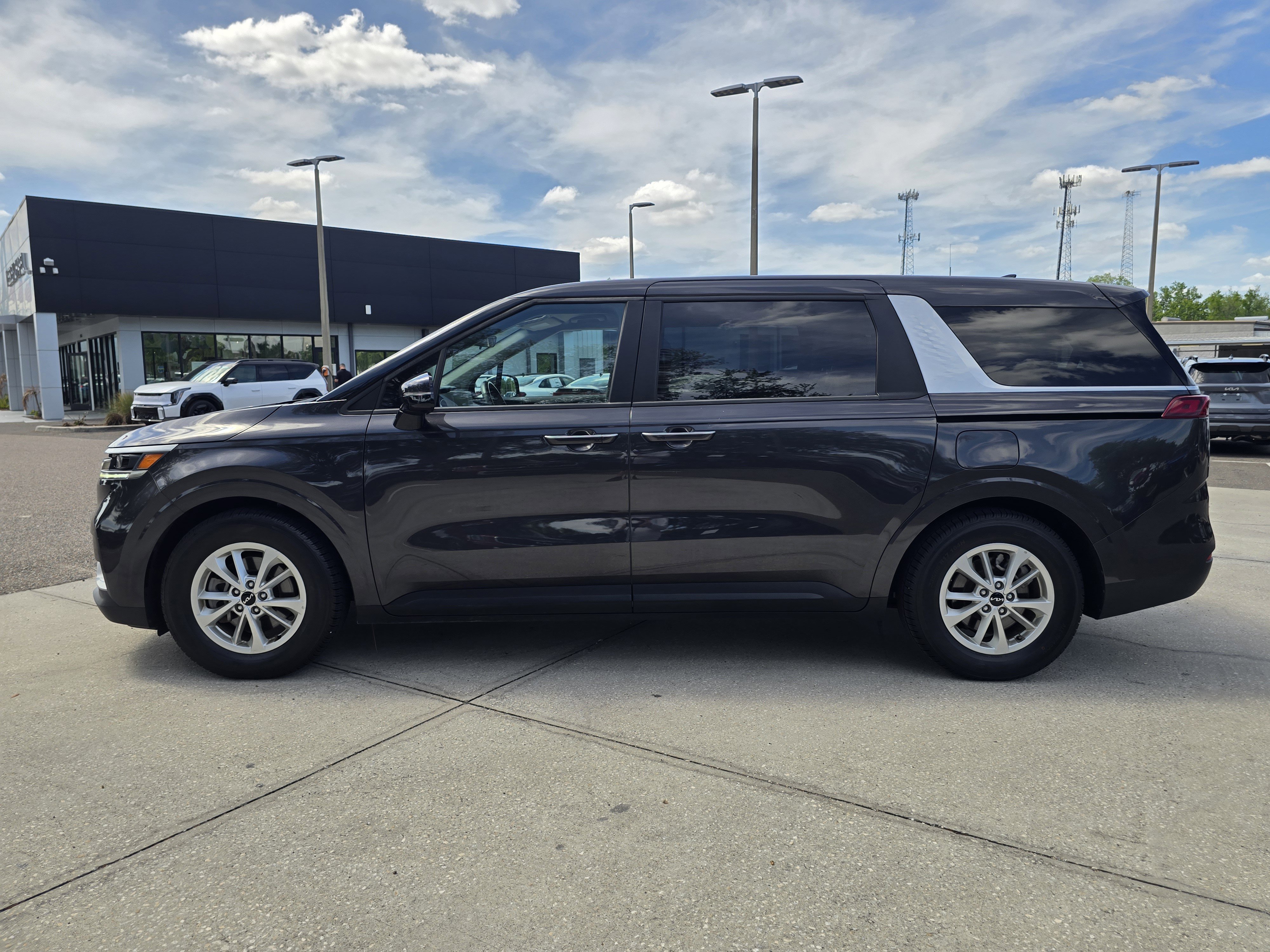 Used 2024 Kia Carnival LX image 5