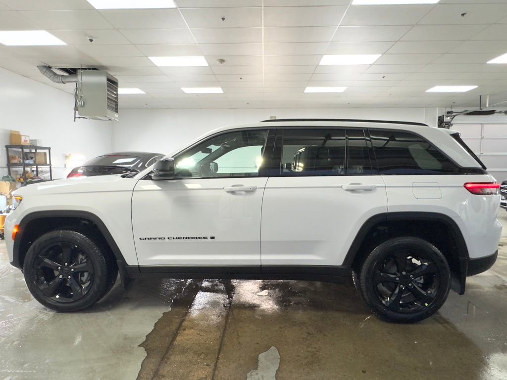 New 2026 Jeep Grand Cherokee Limited w/ Limited Altitude Package image 4