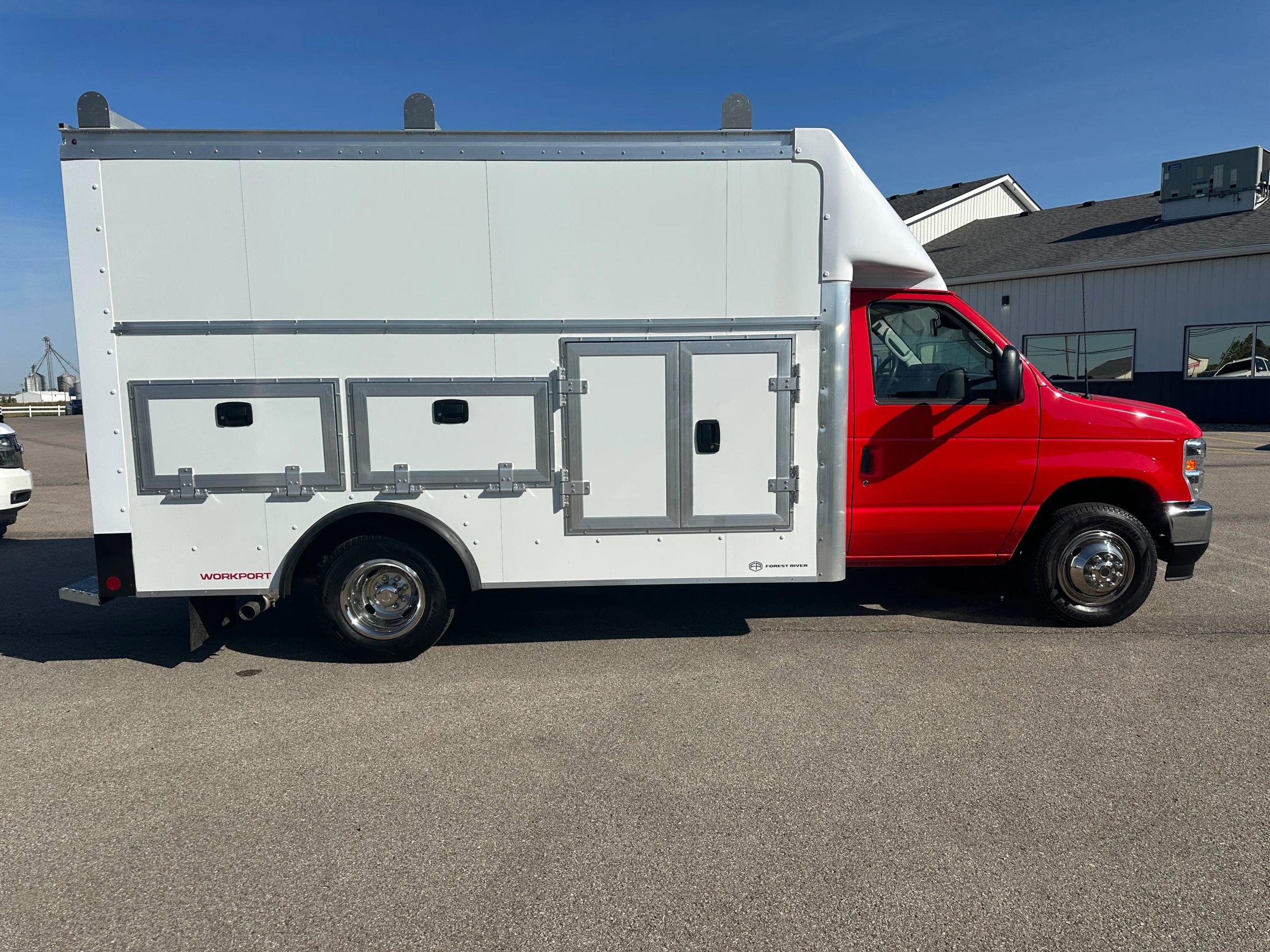 Used 2025 Ford E-350 and Econoline 350 Super Duty w/ Driver's Safety Package image 6