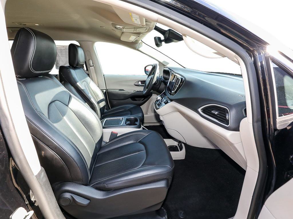 Used 2024 Chrysler Pacifica Touring-L FWD image 21