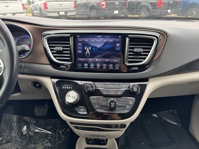 Used 2018 Chrysler Pacifica Touring-L Plus image 2