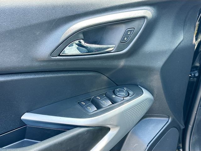 Used 2025 Chevrolet Trax LS FWD image 17
