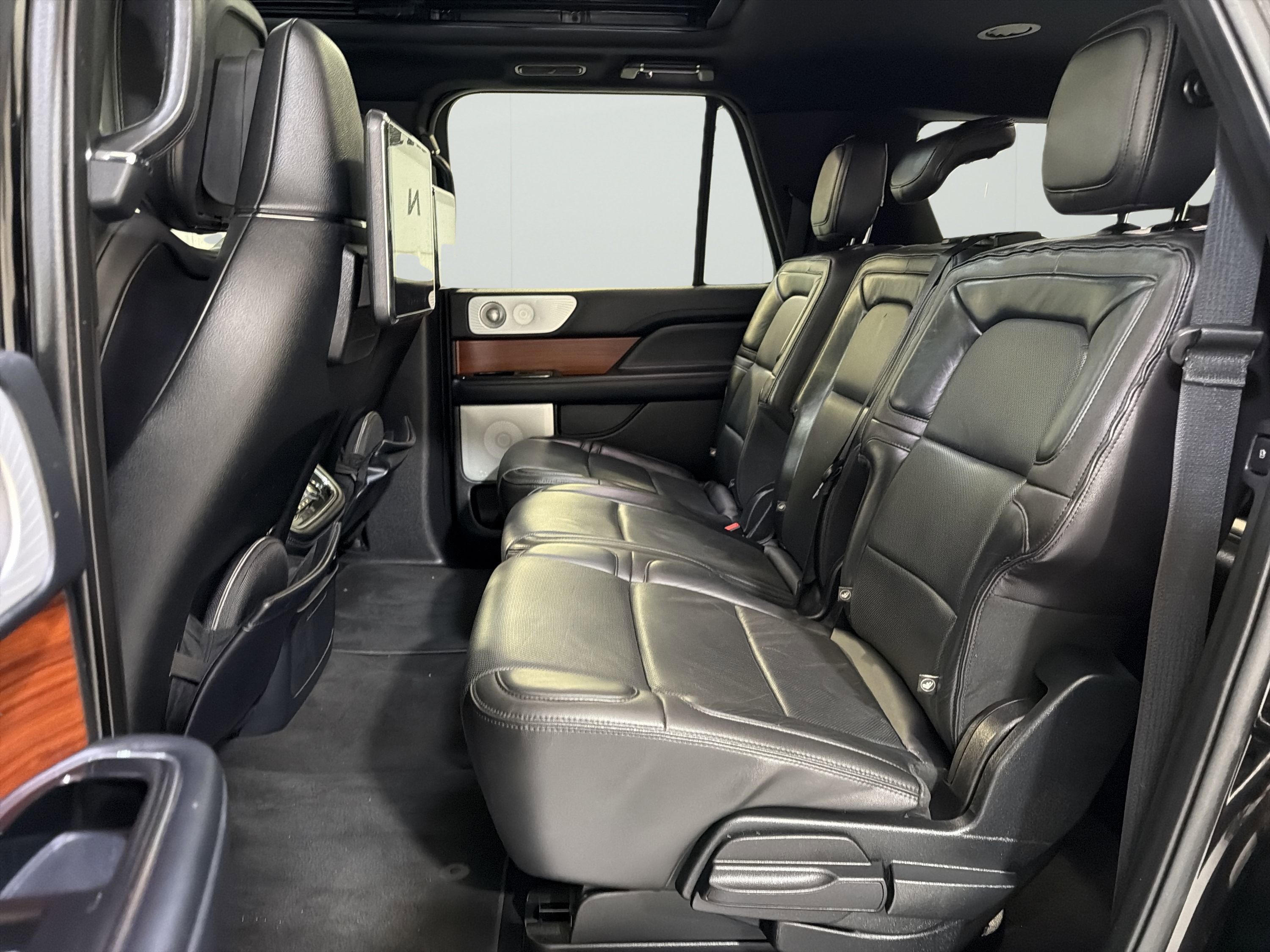 Used 2018 Lincoln Navigator L Reserve w/ Technology Package AWD/4WD image 25