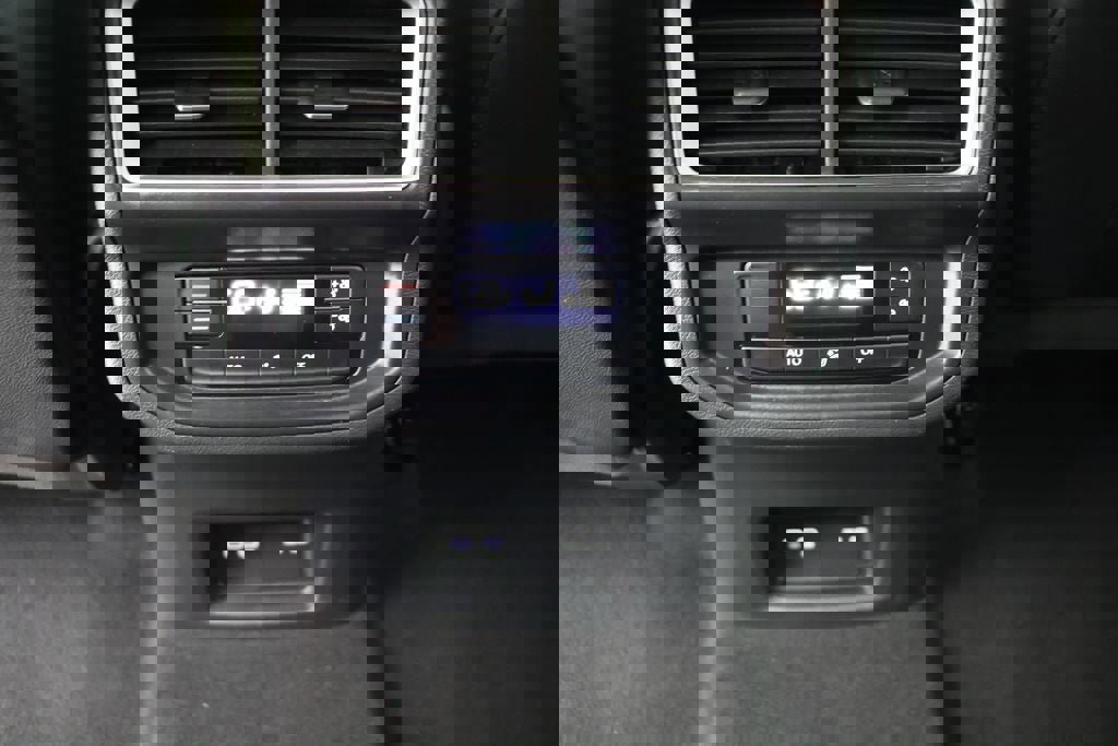 Used 2025 Volkswagen Atlas SE image 14