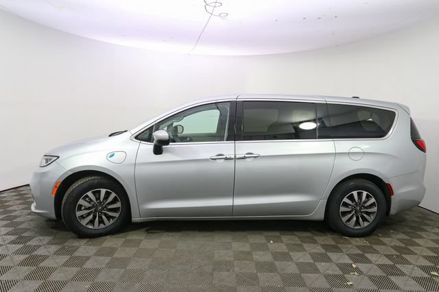 Used 2023 Chrysler Pacifica Touring-L FWD image 6